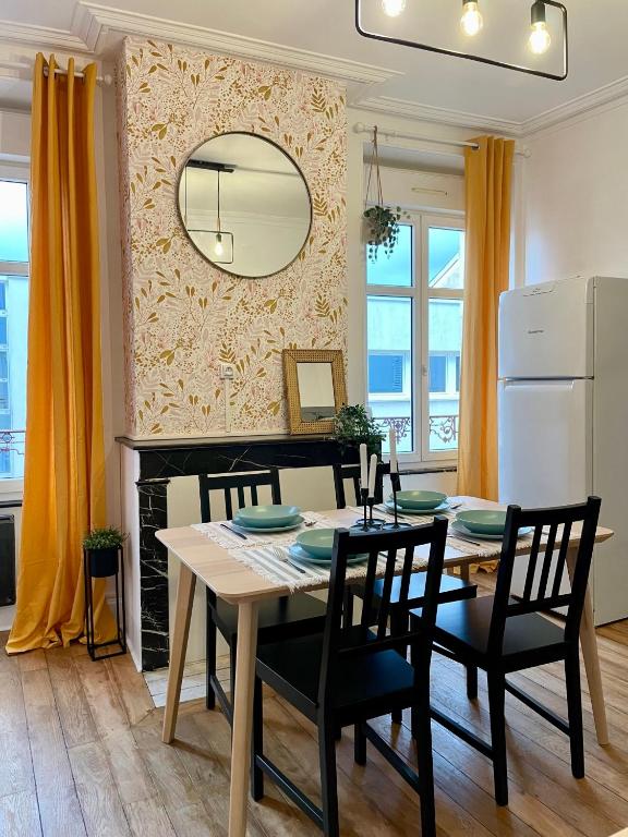 - une cuisine et une salle à manger avec une table et des chaises dans l'établissement Grand appartement chaleureux, à Nancy