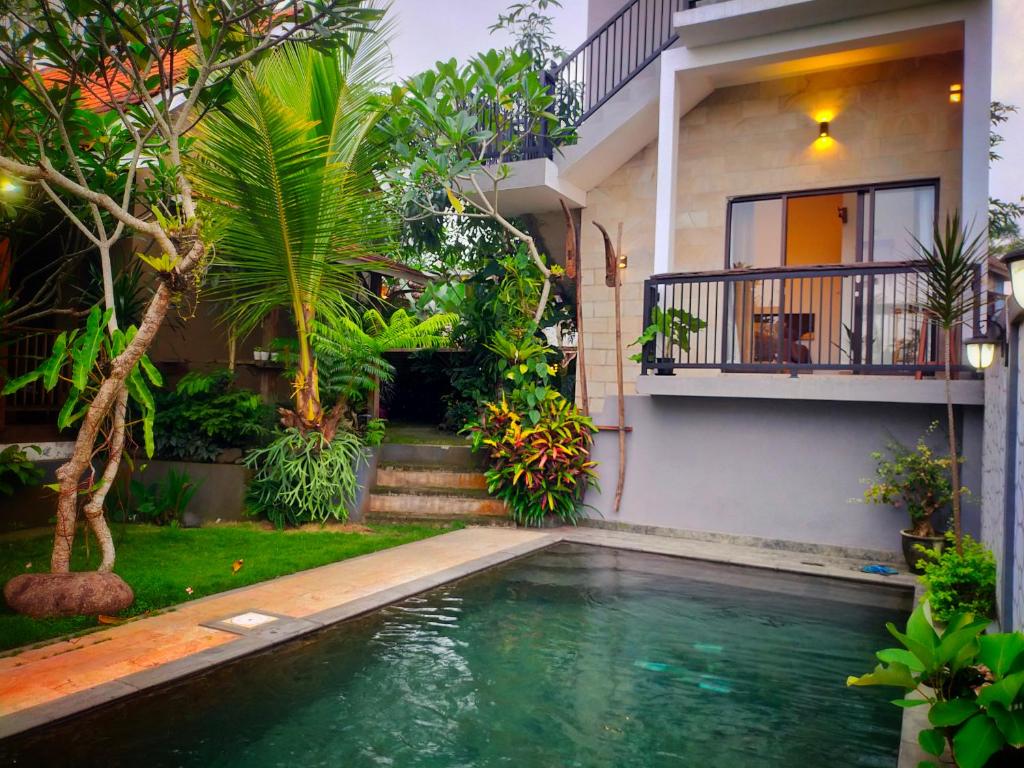 una casa con piscina frente a una casa en AUREIRIN GUESTHOUSE, en Banyuwangi