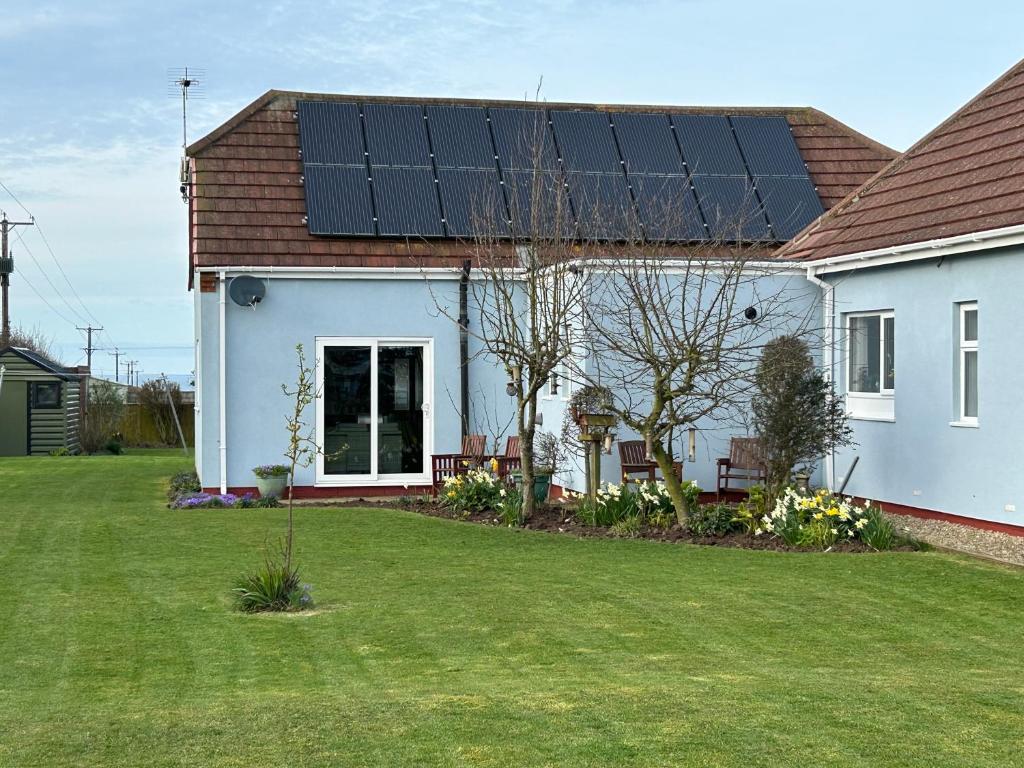 ein Haus mit Sonnenkollektoren auf dem Dach in der Unterkunft Puffin Place in Flamborough