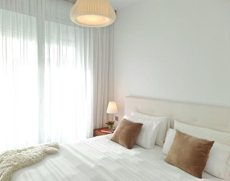 エステポナにあるNoctua Estepona Luxury Apartment Belair 005の白いベッドルーム(白い枕の白いベッド付)