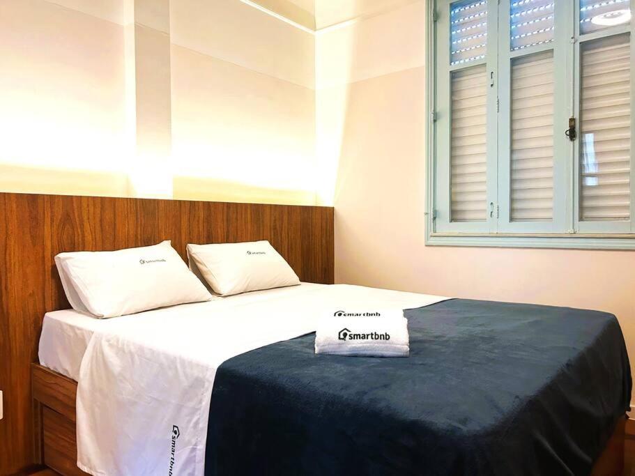 um quarto com uma cama com uma placa em Incrível Apartamento na Quadra da Praia no Rio de Janeiro