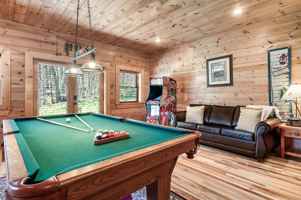 una sala de estar con mesa de billar en una cabaña en Spectacular MTNS Views with PRIVATE HOT TUB with Pool Table and Private Pond en Sevierville