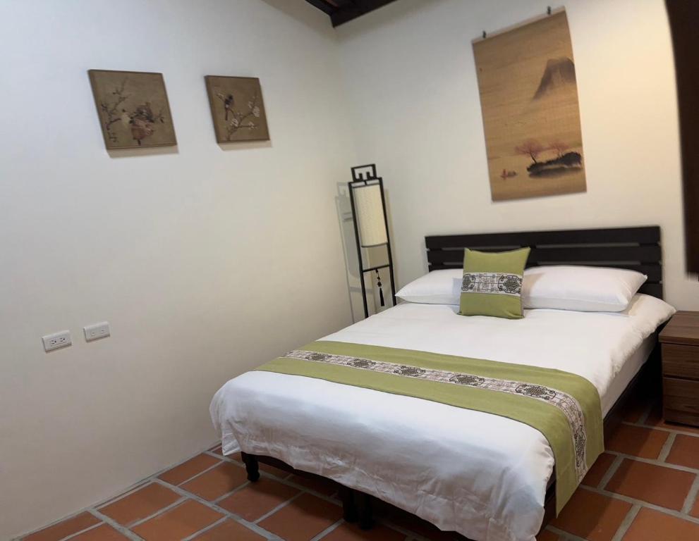 Postel nebo postele na pokoji v ubytování Ba Ba Guan Hai Ancient House B&B