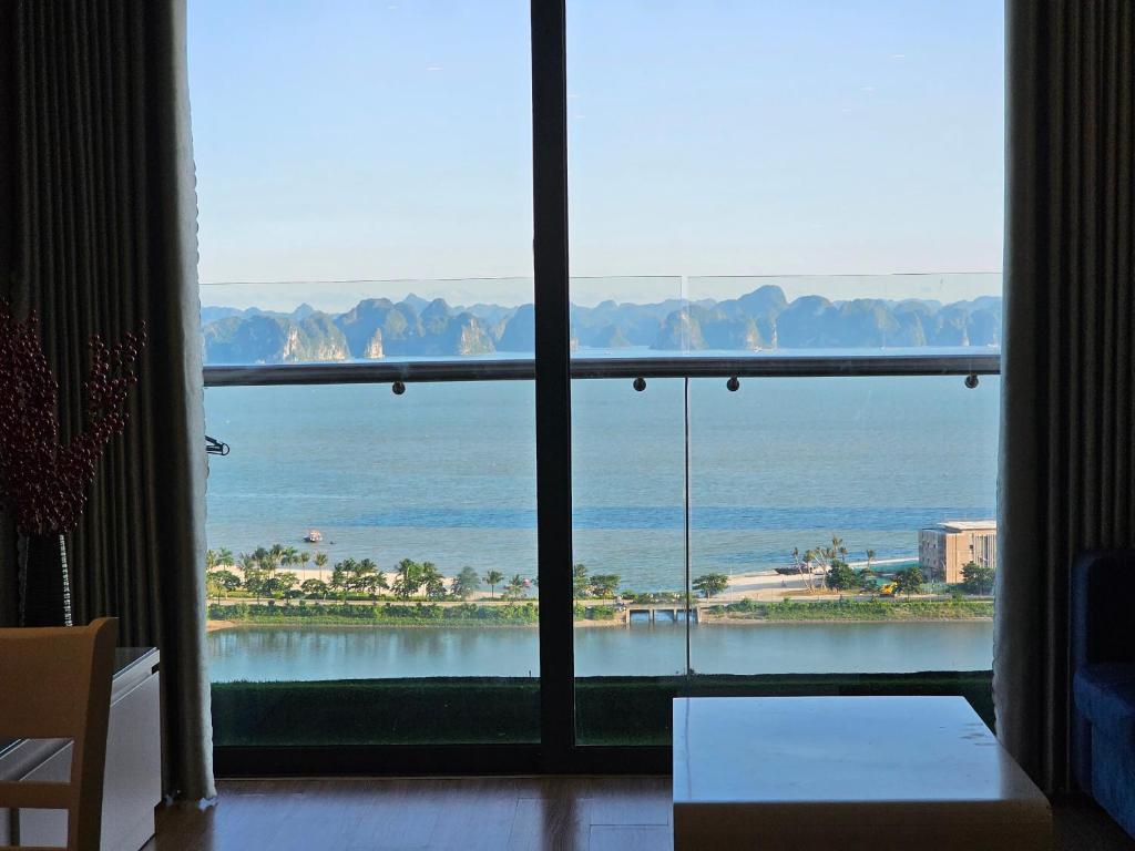 Habitación con ventana grande y vistas al océano. en Greenbay Premium homestay Hạ Long Bay en Ha Long