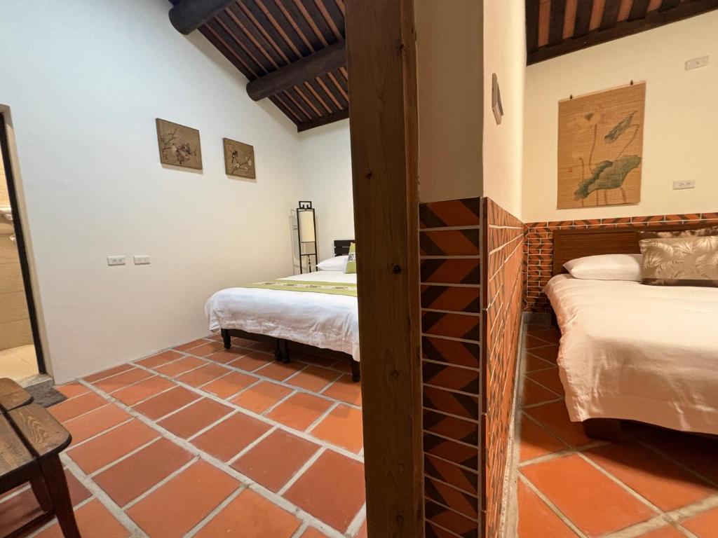 Postel nebo postele na pokoji v ubytování Ba Ba Guan Hai Ancient House B&B