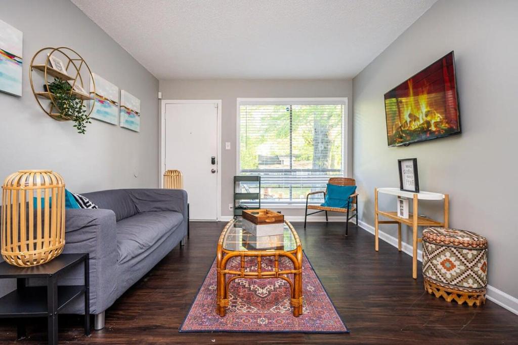 Χώρος καθιστικού στο 2BR Near University of Memphis Family Friendly TF18