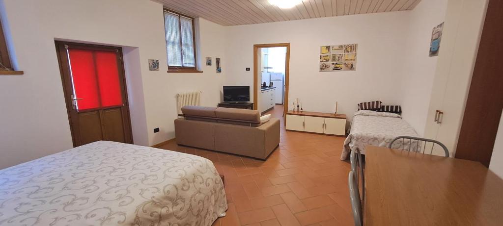 Zimmer mit 2 Betten und TV in der Unterkunft Apartment Lake Maggiore - Gabella in Maccagno Inferiore