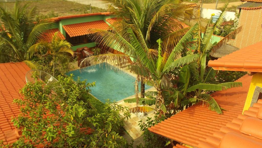 薩誇雷馬的住宿－Pousada Paraiso do Sol，享有棕榈树游泳池的顶部景致