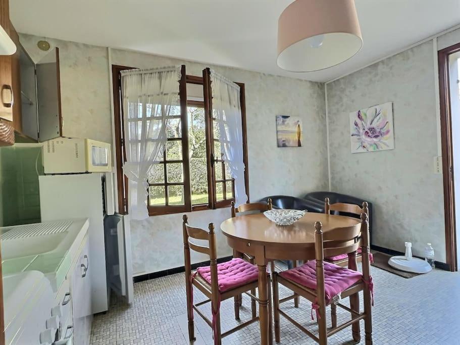 une cuisine avec une table et des chaises dans une pièce dans l'établissement Appartement T2 Nord Est à 300m des plages, à Mimizan