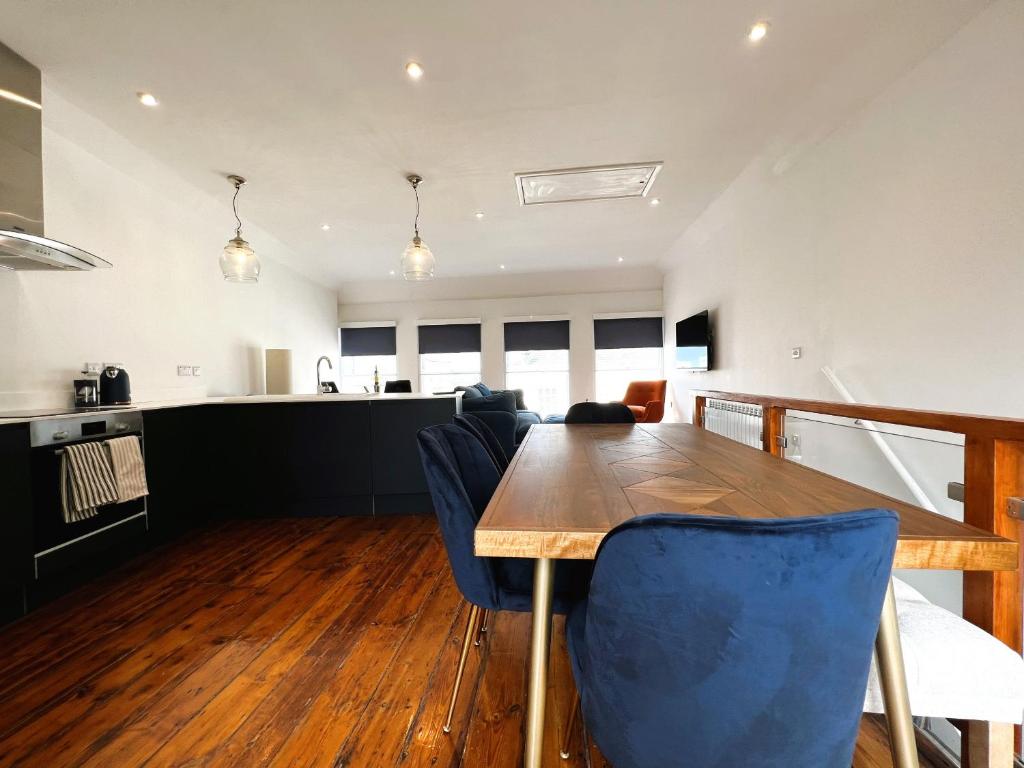 Kuchyň nebo kuchyňský kout v ubytování Cross Street Apartment