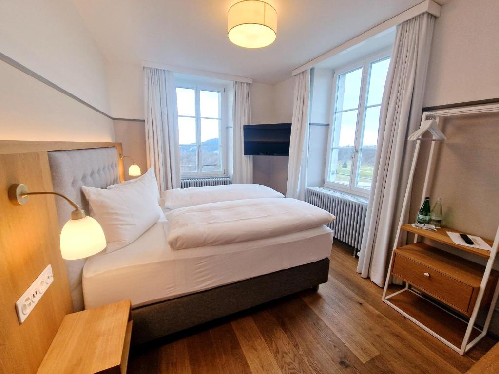 Postel nebo postele na pokoji v ubytování Hotel Weissenstein