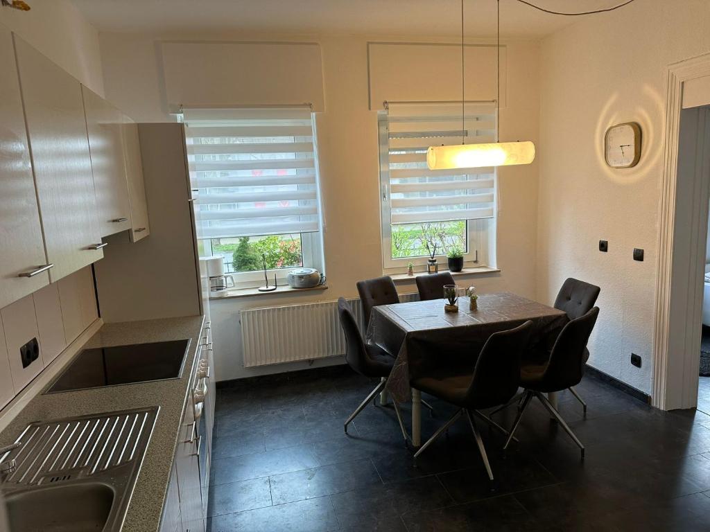 a kitchen and dining room with a table and chairs at Schöne Zimmervermietung für Monteure geeignet ! Direkt am Kanal mit Gartennutzung! in Hamm