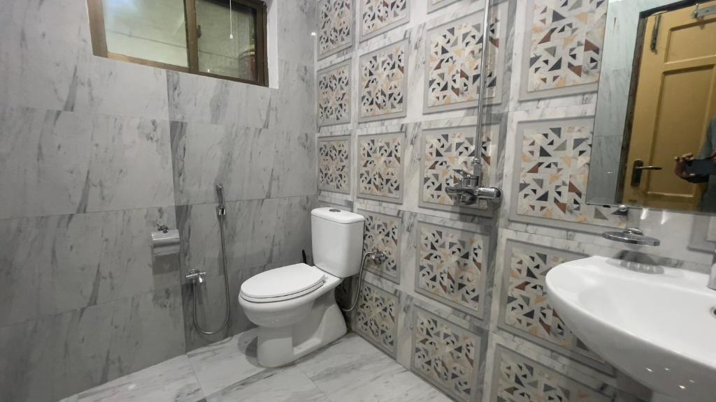 Een badkamer bij Midways Guest House and Hotels