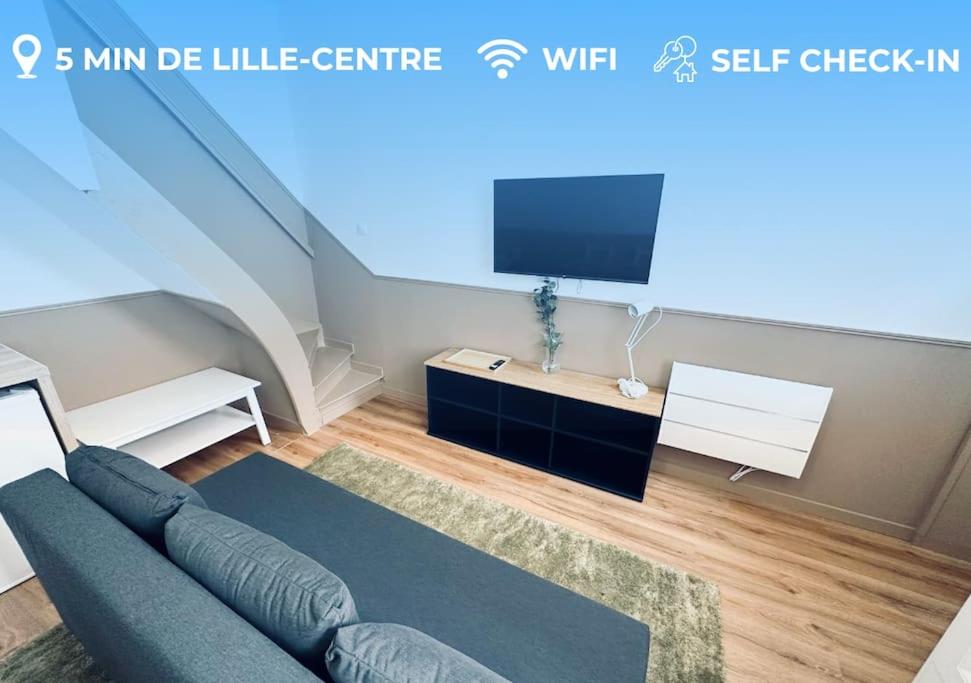 Il comprend un salon doté d'un canapé et d'une télévision à écran plat. dans l'établissement T3 moderne et neuf à 5 min Lille-Centre, à Lille