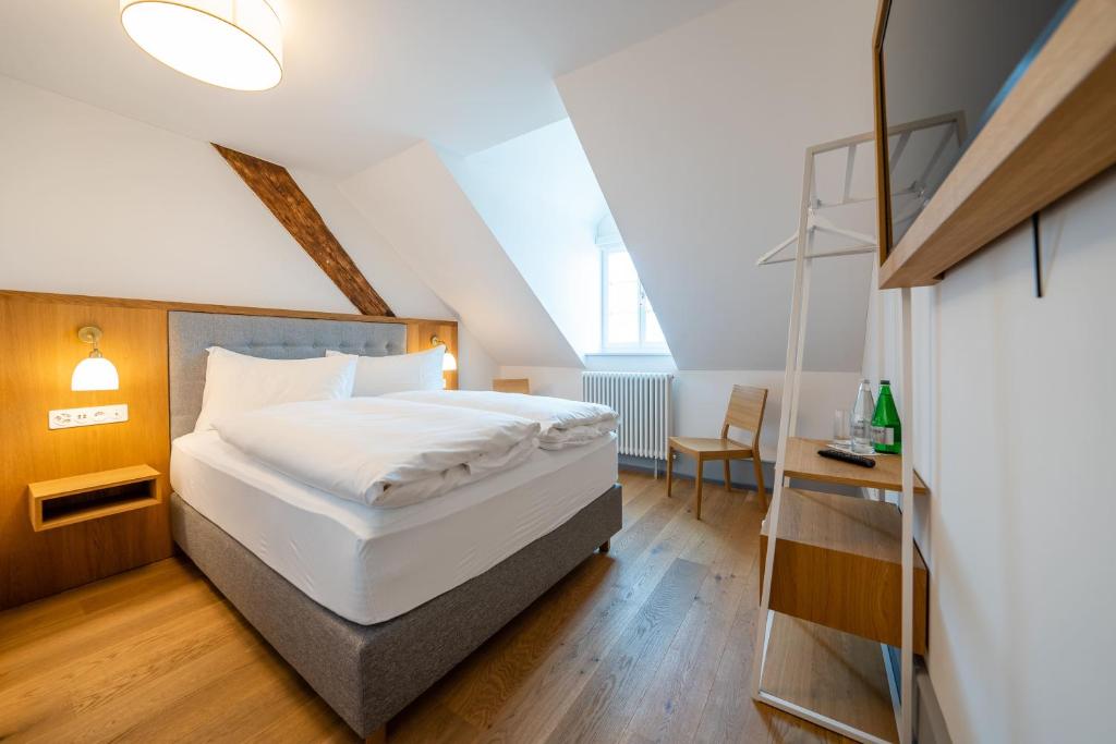 Postel nebo postele na pokoji v ubytování Hotel Weissenstein