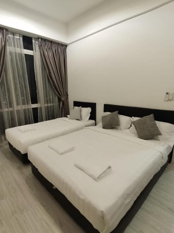Postel nebo postele na pokoji v ubytování Sutera Avenue - Jom Summer Suite