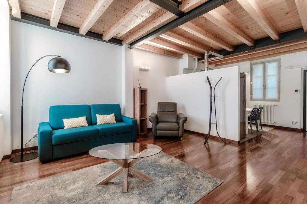 sala de estar con sofá azul y mesa en Calicantus Apollo - The House Of Travelers en Como