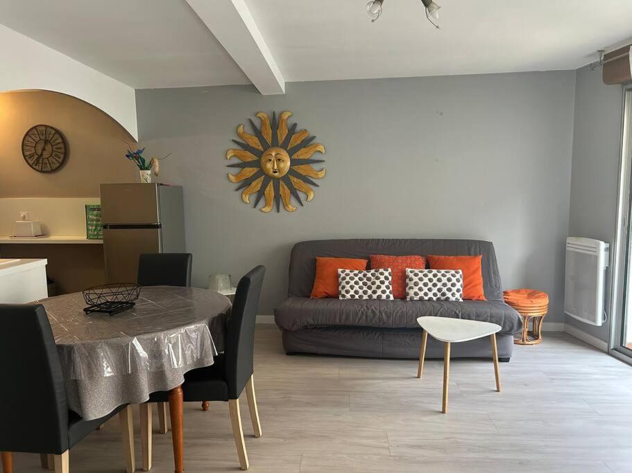 een woonkamer met een bank en een tafel bij Appartement La Pyrène in Argelès-Gazost