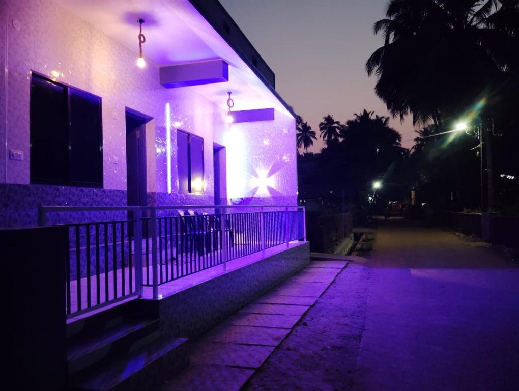 una casa con luces púrpuras en el costado. en PRESLEY RESIDENTS en Māvalli