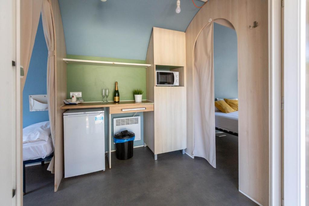 Una cocina o zona de cocina en Tres Estrellas Camí de Sirga Mequinenza