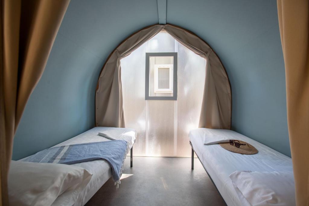 Cama o camas de una habitación en Tres Estrellas Camí de Sirga Mequinenza