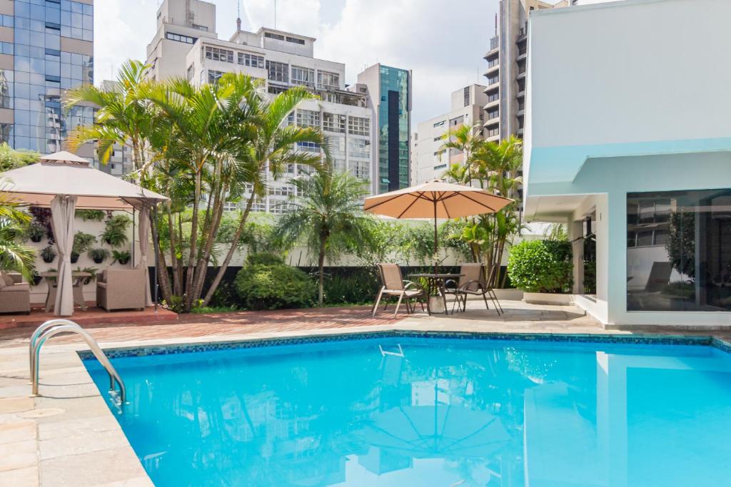 uma piscina com vista para a cidade em H4 Fortune Jardins em São Paulo