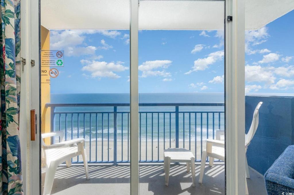 ein Balkon mit Blick auf das Meer in der Unterkunft Oceanfront Luxury 2BR King Suite Atlantica Resort in Myrtle Beach