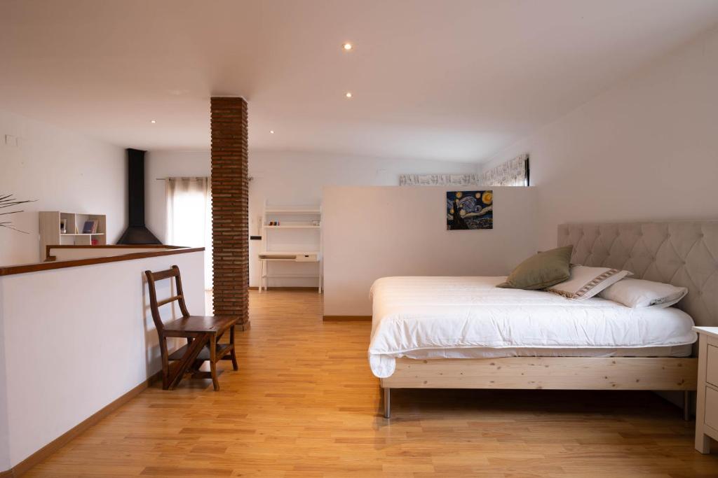 um quarto com uma cama grande e uma cozinha em Villa en Valencia, metro, accesibilidad em La Eliana