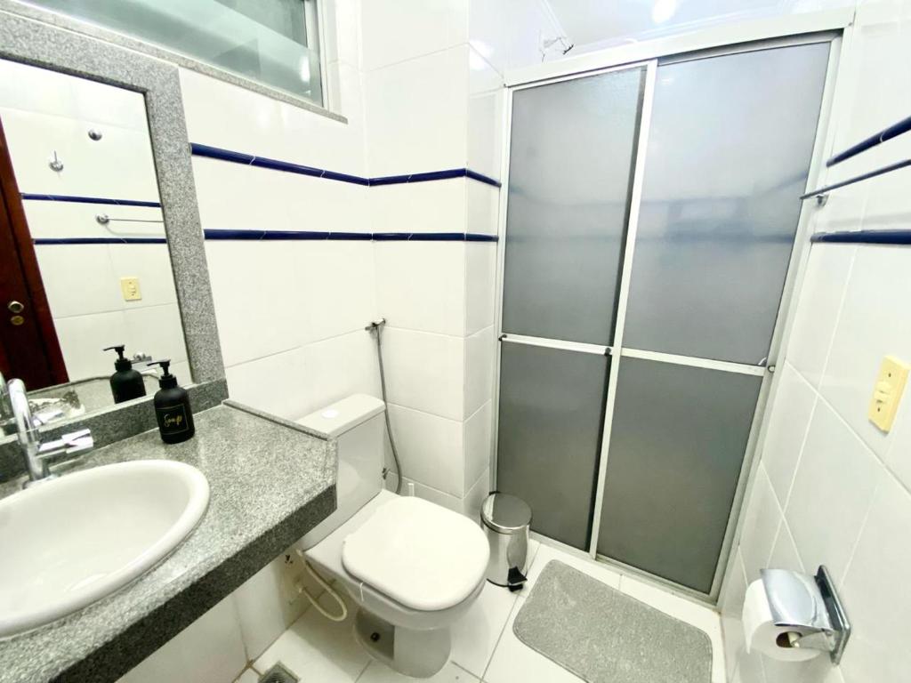 a bathroom with a shower and a toilet and a sink at Quarto privativo Velho Chico 2 in Petrolina