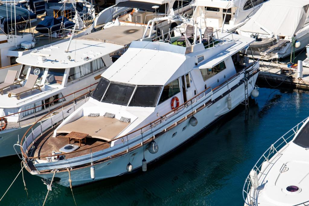 eine Gruppe von Booten, die in einem Hafen angedockt sind in der Unterkunft Habitación marinería Boat Aloha in Barcelona