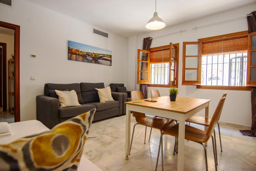 een woonkamer met een bank en een tafel bij RentalSevilla A los pies de la Alameda de Hércules in Sevilla
