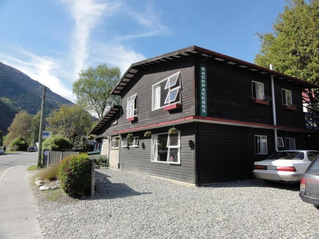 um edifício preto com um carro estacionado em frente em Alpine Lodge Queenstown em Queenstown