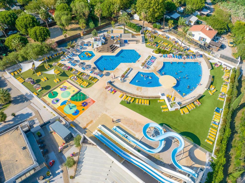 - une vue aérienne sur un parc aquatique avec une piscine dans l'établissement Camping Saint-Cyprien, à Saint-Cyprien