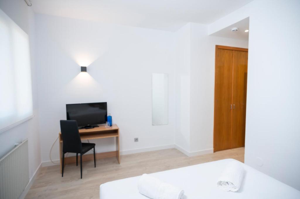 Televízia a/alebo spoločenská miestnosť v ubytovaní Restaurante Hotel Abadesa
