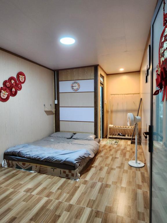 Postel nebo postele na pokoji v ubytování Xóm nhà lá homestay