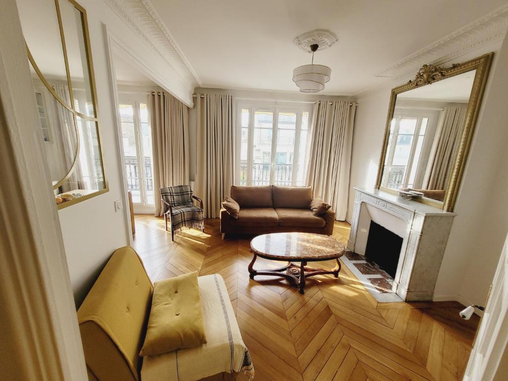 un salon avec un canapé et une table dans l'établissement Neuilly Sablons, à Neuilly-sur-Seine