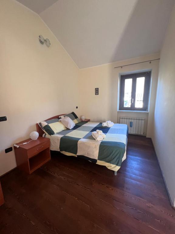 een slaapkamer met een groot bed en een raam bij Rifugio dell'Ulivo near Assisi in Rivotorto 