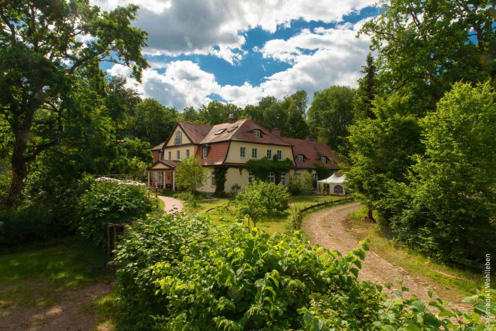 an old house in the middle of a garden at Seegut Blaue Blume in Buchenhain