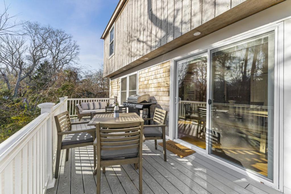 Newly Renovated 3BR 2BA Walk to Restaurants, Vineyard Haven Updated