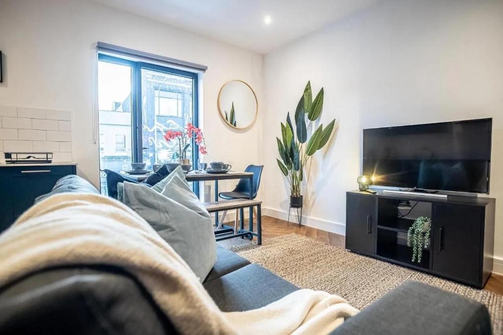 a living room with a couch and a flat screen tv at Amazing 2 Bedroom Flat Next to Brighton Station Sleep 6 Guests RHF in Brighton & Hove