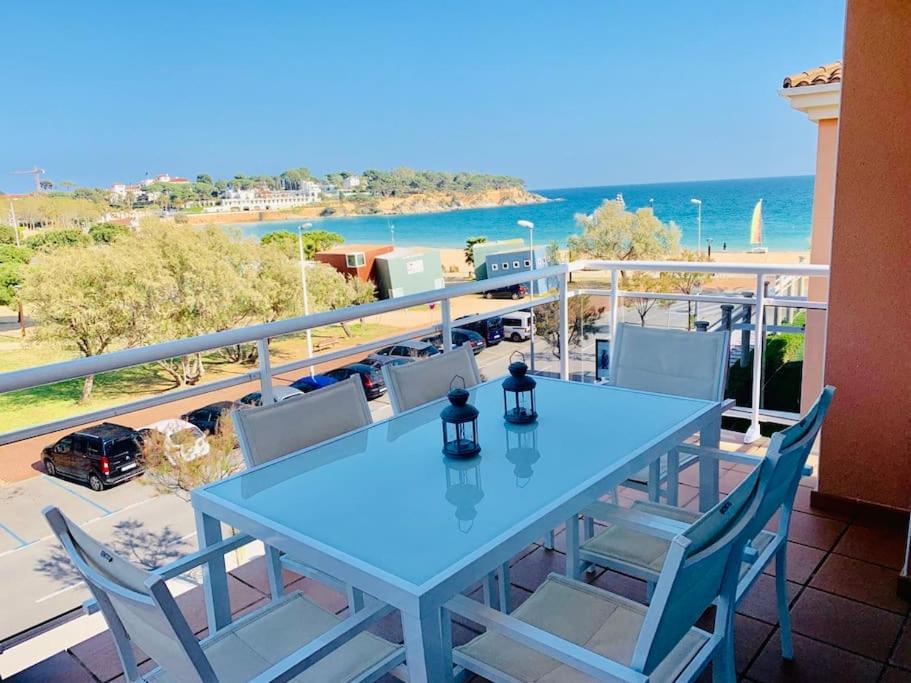 a table on a balcony with a view of the ocean at Exclusivo ático frente al Mar en s'Agaró in Girona
