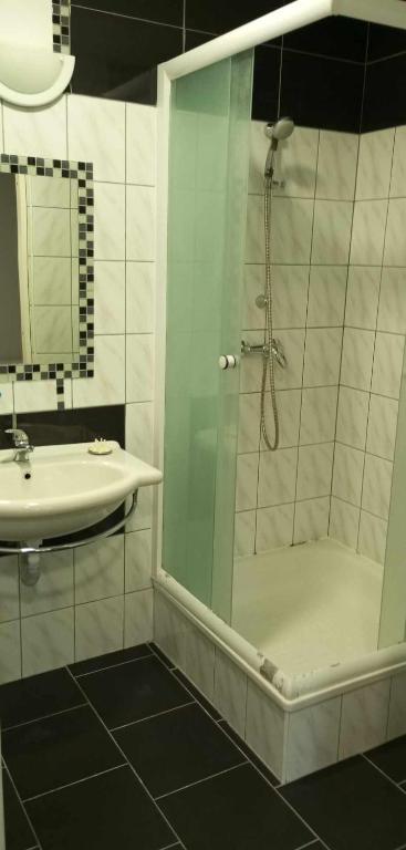 Hotel Kęszyca Leśna - Habitación Cuádruple Con Baño Privado