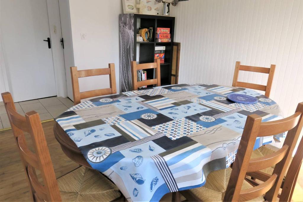 Zdjęcie z galerii obiektu Maison avec jardin, WIFI, à 50m de la plage à TREGASTEL - Réf 195 w mieście Trégastel