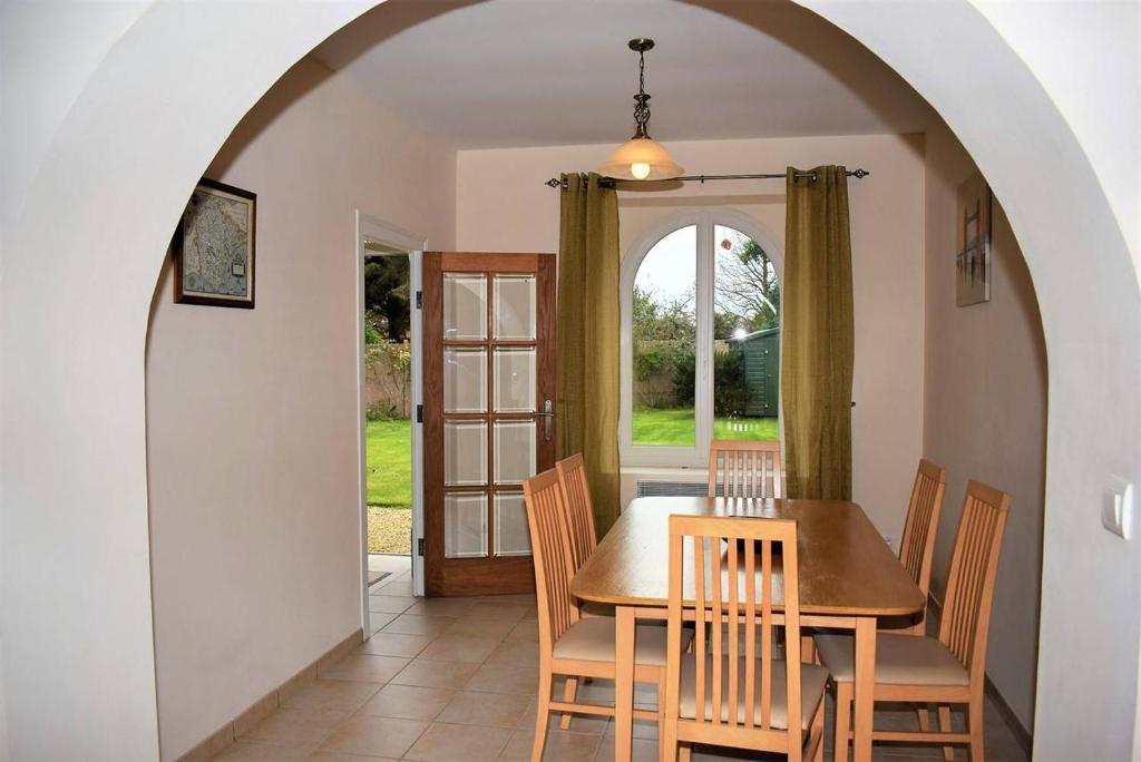 Posedenie v ubytovaní Maison bretonne rénovée avec WIFI et jardin clos à LANDRELLEC ref 249