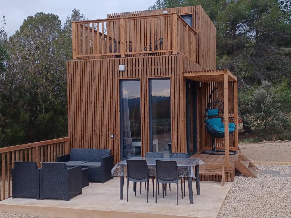 a small wooden house with a table and chairs at La Cabanne du Vigné in Saint-Pargoire