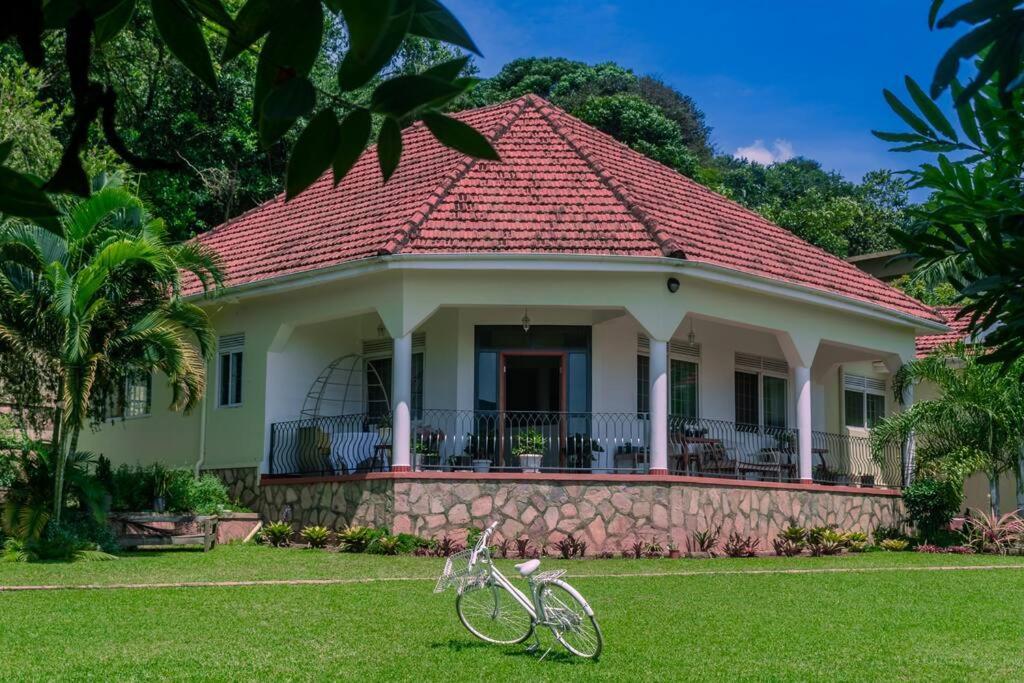 una casa con una bicicleta estacionada en el césped en The Greenleaf Luxury BnB -Lubowa, en Kampala