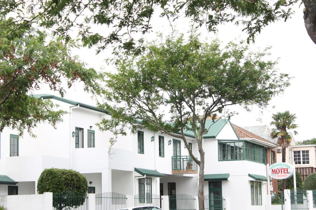 un edificio blanco con un cartel que dice motel en Greenlane Manor Motel en Auckland