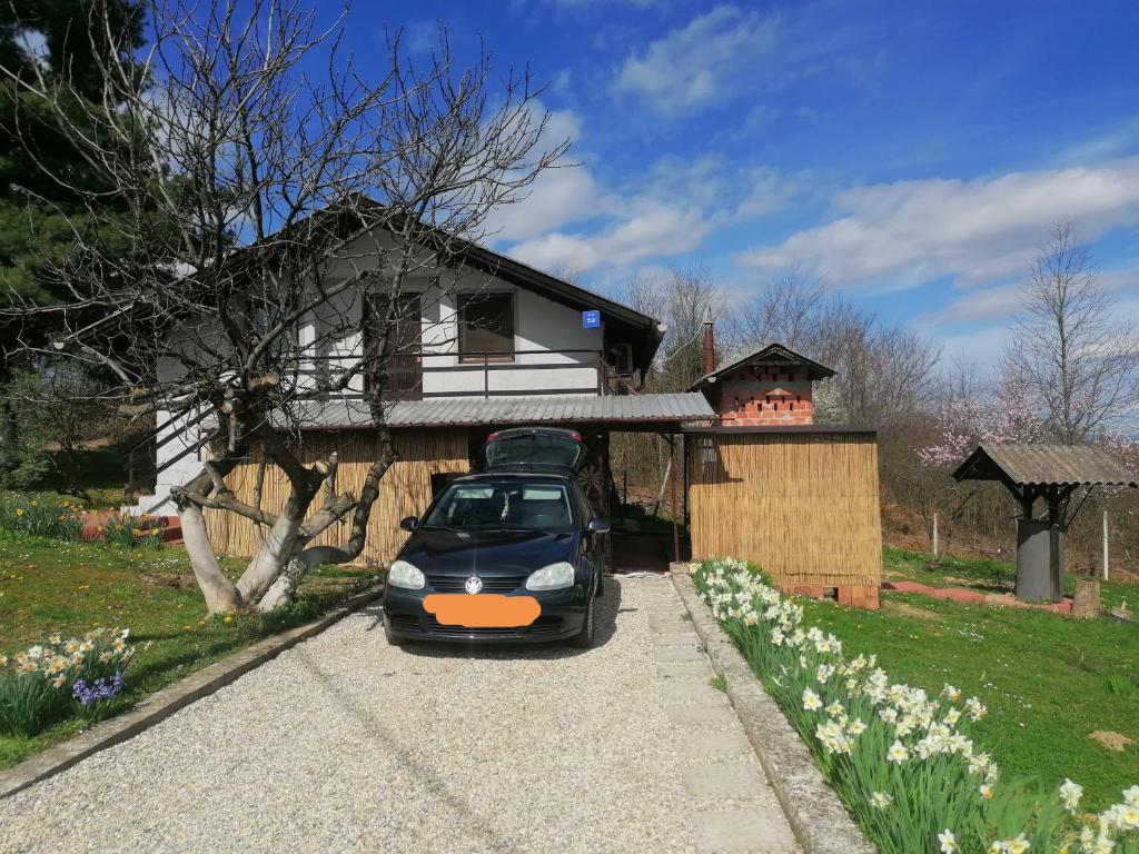 a car parked in front of a house at Kuća za odmor Ke ti je in Velika Gorica