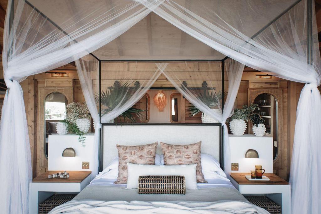 Cruz BayにあるLovango Resort and Beach Clubの天蓋付きベッドのある寝室