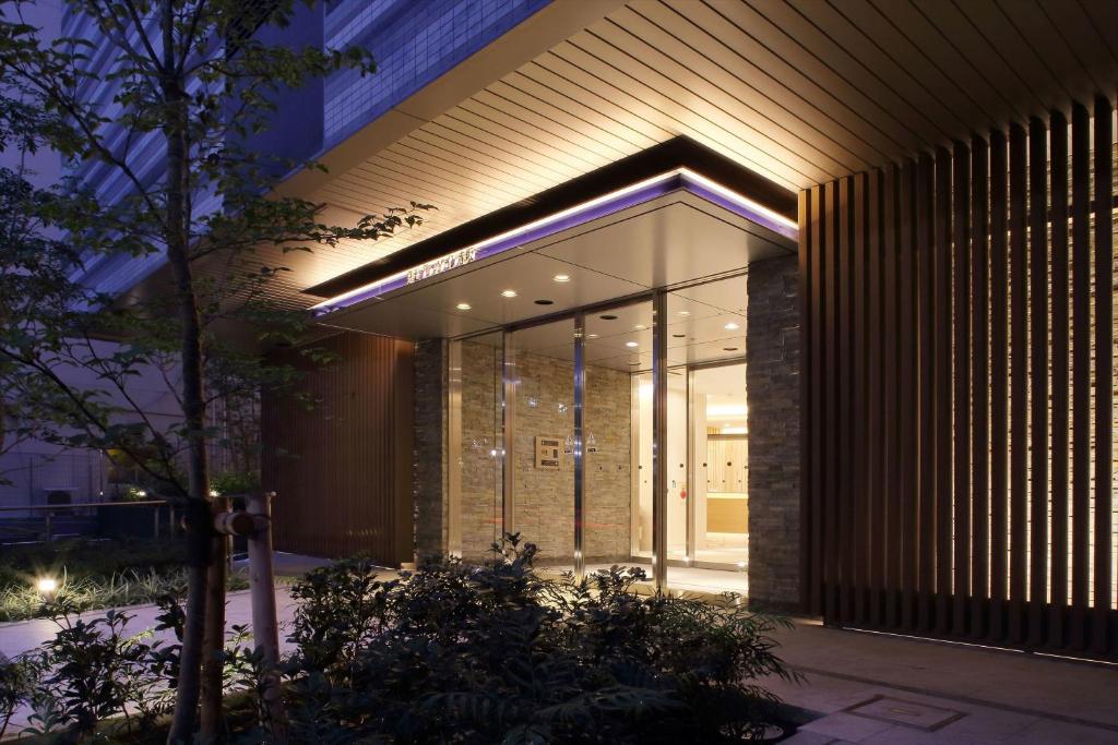 un vestíbulo de un edificio con un cartel en Keio Presso Inn Akasaka, en Tokio